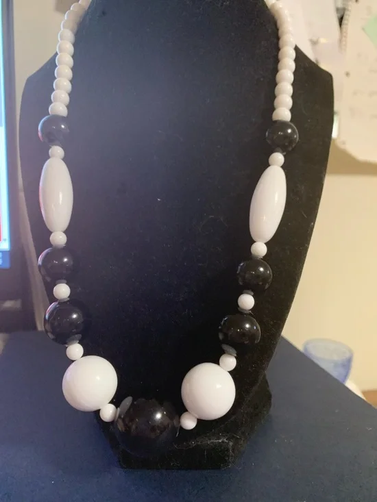 Classic Black and White Beaded Necklace - Unbranded - Picture 4 of 7